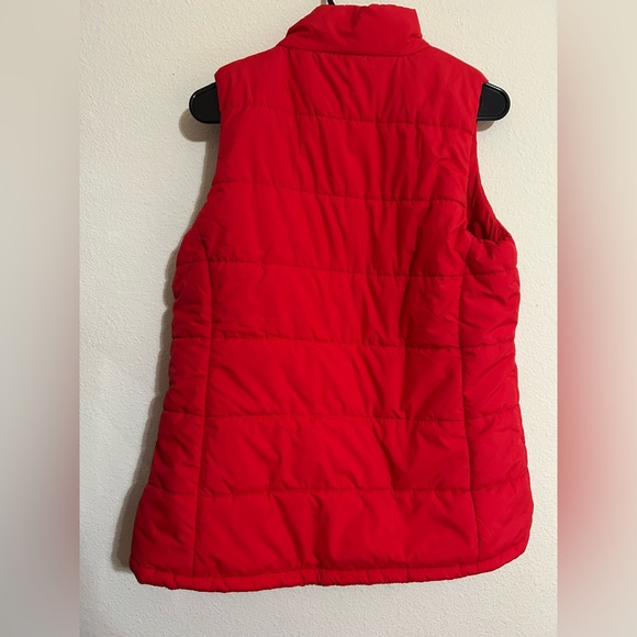 Amazon Essentials Women's Mid-Weight Puffer Vest. Excellent use condition - Picture 4 of 11